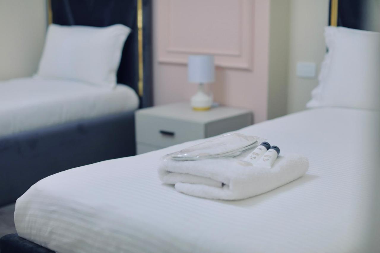 Miku - Captivating 3 Bedroom At Olympic Apartment *